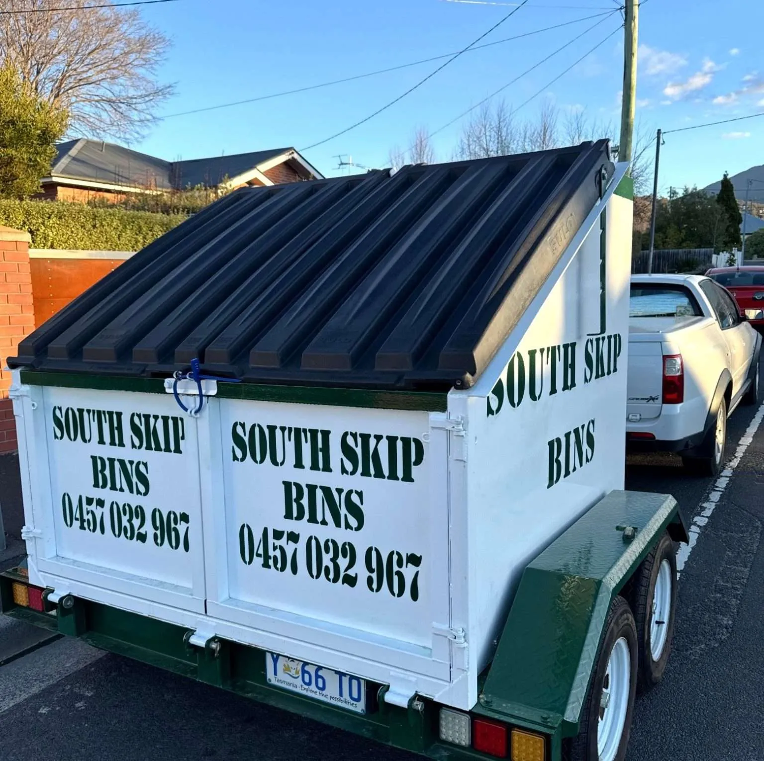 Trailer bin with lockable lid